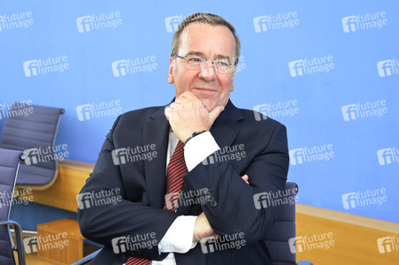 Bundespressekonferenz Neuer Wehrdienst in Berlin